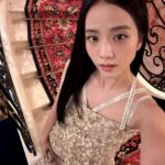 Kim Jisoo Instagram - stunning @Diorbeauty ⭐️ #JadoreDior #FlowersAreGold Beaux-Arts de Paris