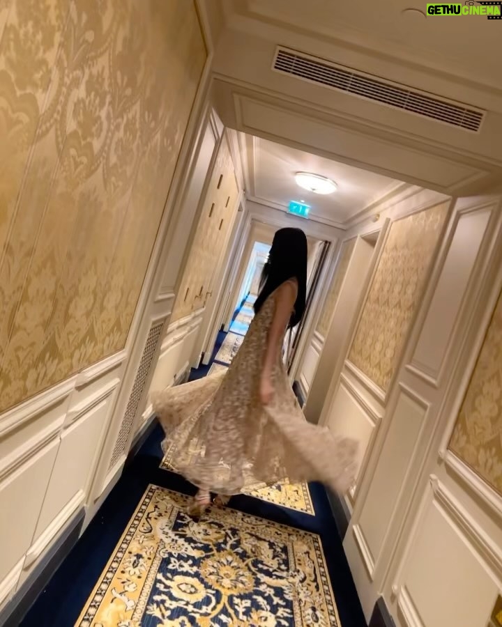 Kim Jisoo Instagram - stunning @Diorbeauty ⭐️ #JadoreDior #FlowersAreGold Beaux-Arts de Paris