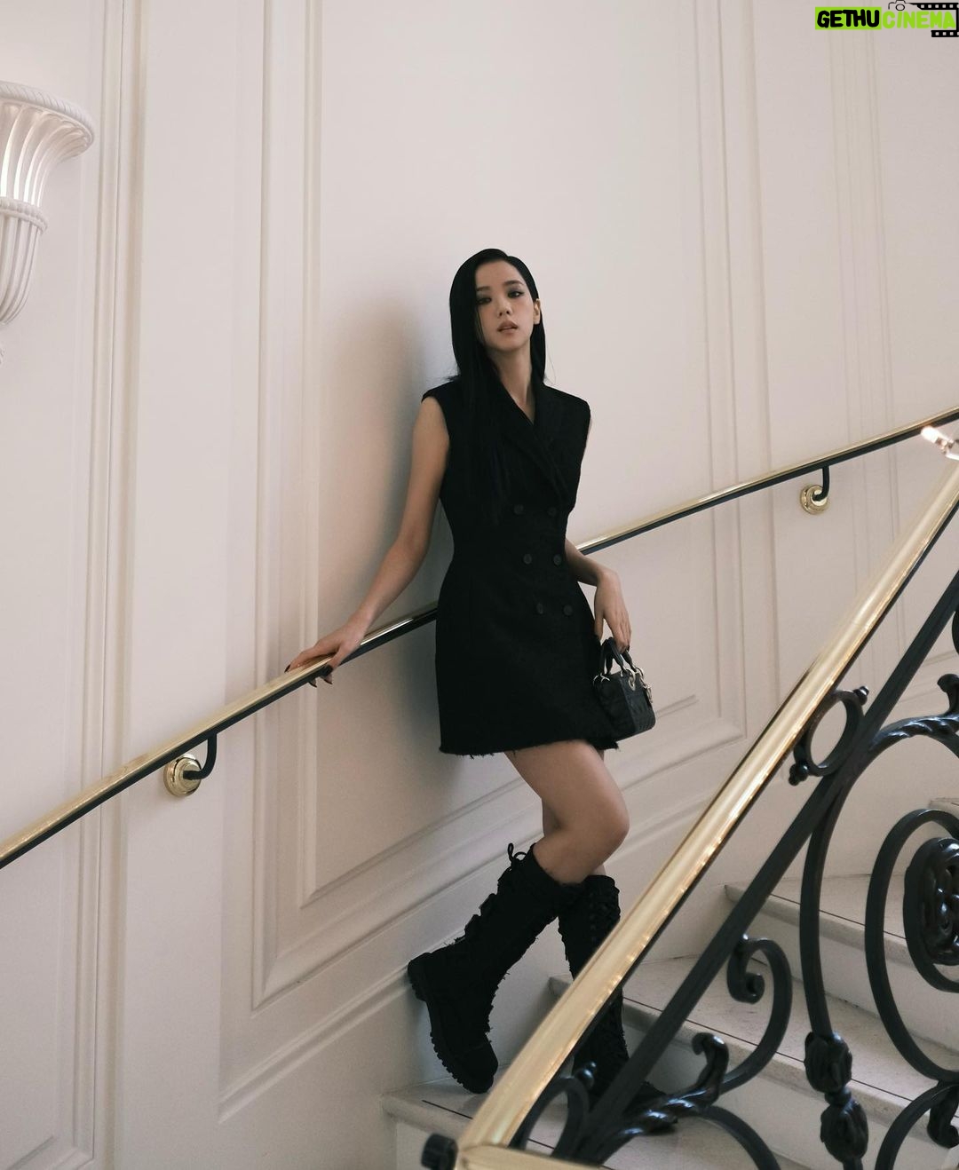 Kim Jisoo Instagram - Special day with @Dior 🖤 #DiorSS24 @MariaGraziaChiuri Paris, France