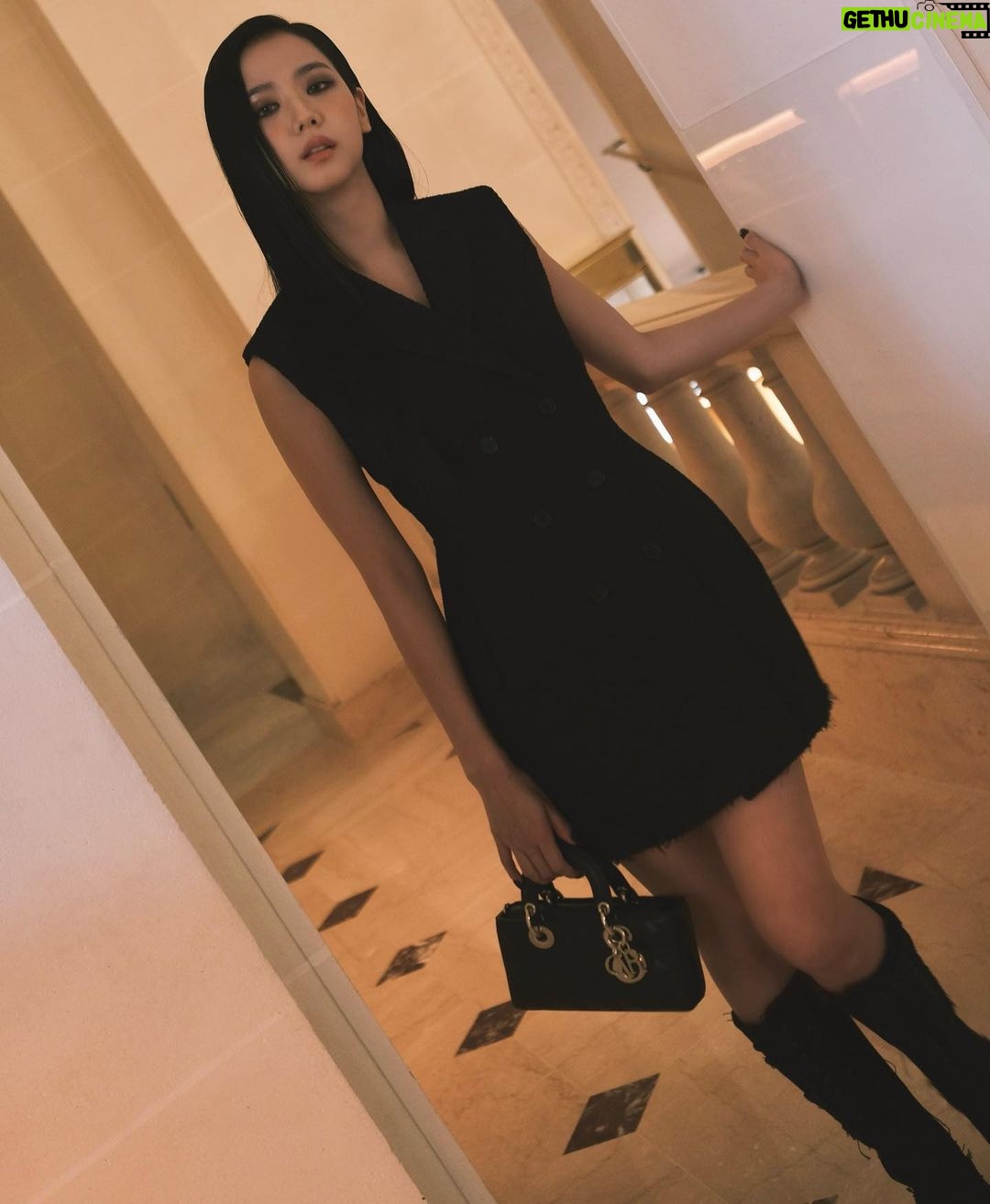 Kim Jisoo Instagram - Special day with @Dior 🖤 #DiorSS24 @MariaGraziaChiuri Paris, France