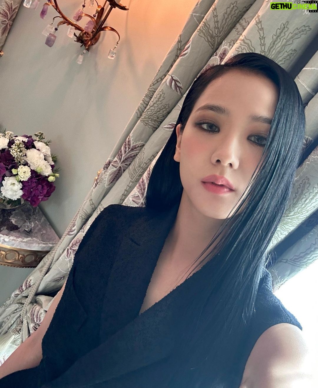 Kim Jisoo Instagram - Special day with @Dior 🖤 #DiorSS24 @MariaGraziaChiuri Paris, France