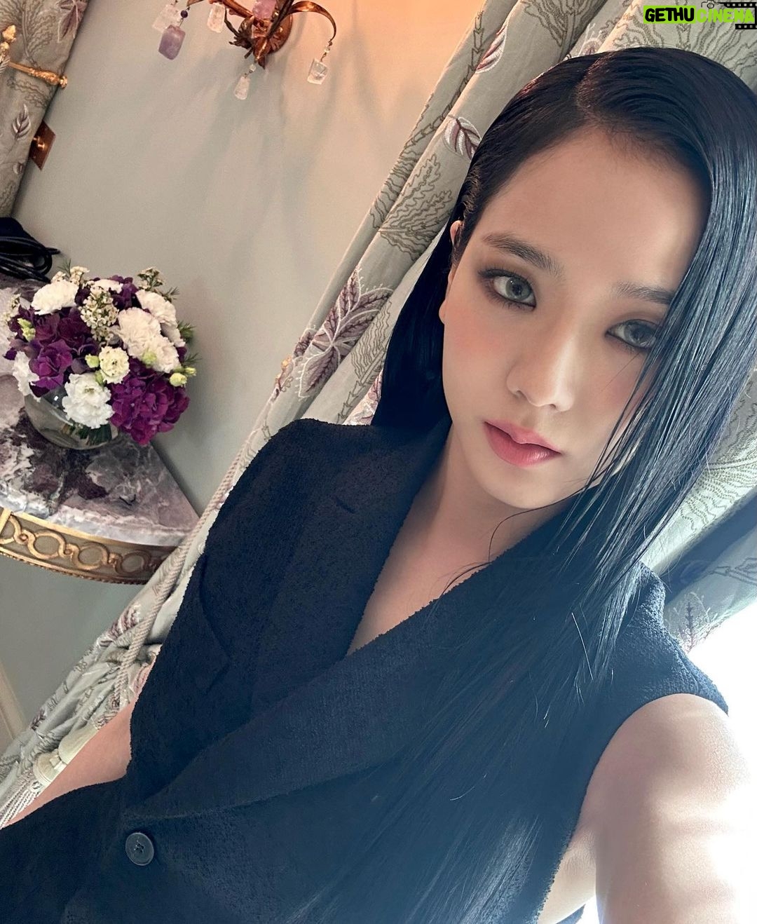 Kim Jisoo Instagram - Special day with @Dior 🖤 #DiorSS24 @MariaGraziaChiuri Paris, France