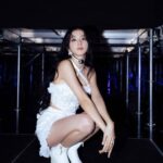Kim Jisoo Instagram - 2022년 10월 15일, 16일에 시작한 BLACKPINK BORN PINK WORLD TOUR를 2023년 9월 16일, 17일로 막을 내리게 됐습니다! 🖤💖 처음 투어를 시작할 때 오랜 시간 못 본 블링크를 만날 수 있다는 두근거림 반과 잘 해낼 수 있을지 걱정 반으로 시작했는데요, 저희와 함께 즐겨준 여러 나라에 있는 모든 블링크들 너무 고맙고 사랑합니다!💓 투어 중간중간 코첼라, BST 등등 큰 공연들도 할 수 있어서 너무 영광이었습니다. 그리고, 처음으로 솔로 앨범도 나오고 저의 솔로곡으로 콘서트에서 공연할 수 있어서 행복했던 것 같아요!🌹 이렇게 많은 추억이 남은 공연인 만큼 시작했던 서울에서 마무리할 수 있어서 너무나도 좋았고, 건강하게 잘 마무리해 준 우리 블랙핑크 멤버들한테도 고맙고 사랑한다고 말하고 싶어요! ♥️ 약 1년 동안 함께 해준 TEAM BLACKPINK!! 우리 모든 공연 스텝분들, 헤메스분들, 댄서분들 다 너무 고맙고 자랑스럽습니다!👍🏻👏🏻👍🏻👏🏻 우리 블링크!!! 언제나 함께해 주고 블랙핑크를 행복하게 해 줘서 고마워요! 행복했습니다! 사랑합니다! 🖤💖 @blackpinkofficial #BORNPINKFINALE 🥹 고척돔
