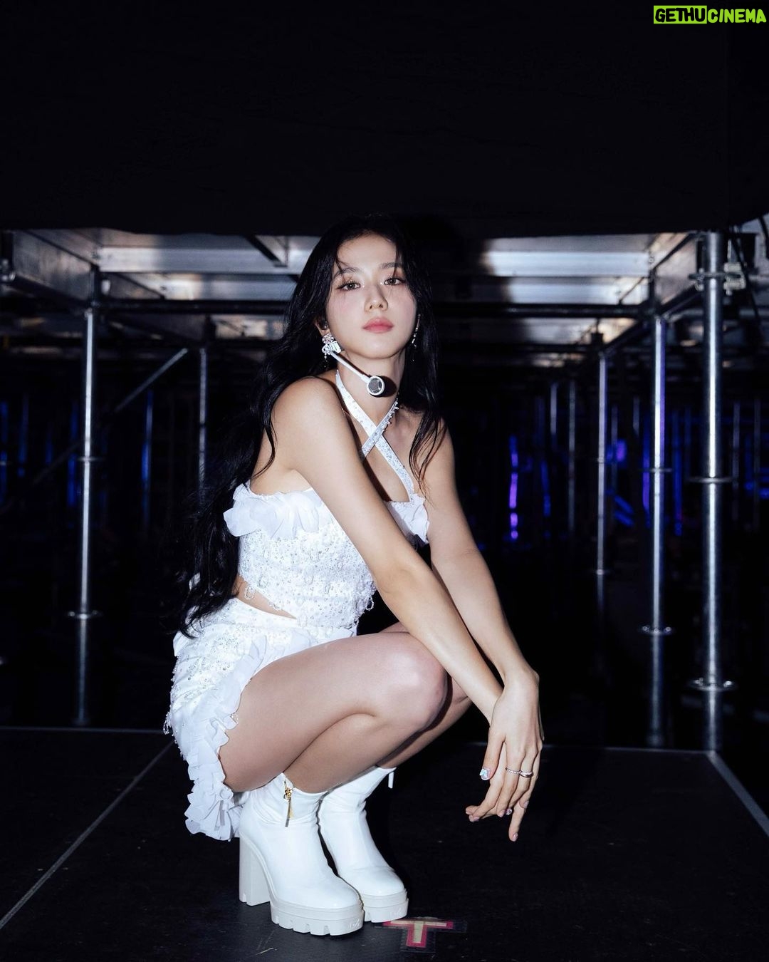 Kim Jisoo Instagram - 2022년 10월 15일, 16일에 시작한 BLACKPINK BORN PINK WORLD TOUR를 2023년 9월 16일, 17일로 막을 내리게 됐습니다! 🖤💖 처음 투어를 시작할 때 오랜 시간 못 본 블링크를 만날 수 있다는 두근거림 반과 잘 해낼 수 있을지 걱정 반으로 시작했는데요, 저희와 함께 즐겨준 여러 나라에 있는 모든 블링크들 너무 고맙고 사랑합니다!💓 투어 중간중간 코첼라, BST 등등 큰 공연들도 할 수 있어서 너무 영광이었습니다. 그리고, 처음으로 솔로 앨범도 나오고 저의 솔로곡으로 콘서트에서 공연할 수 있어서 행복했던 것 같아요!🌹 이렇게 많은 추억이 남은 공연인 만큼 시작했던 서울에서 마무리할 수 있어서 너무나도 좋았고, 건강하게 잘 마무리해 준 우리 블랙핑크 멤버들한테도 고맙고 사랑한다고 말하고 싶어요! ♥️ 약 1년 동안 함께 해준 TEAM BLACKPINK!! 우리 모든 공연 스텝분들, 헤메스분들, 댄서분들 다 너무 고맙고 자랑스럽습니다!👍🏻👏🏻👍🏻👏🏻 우리 블링크!!! 언제나 함께해 주고 블랙핑크를 행복하게 해 줘서 고마워요! 행복했습니다! 사랑합니다! 🖤💖 @blackpinkofficial #BORNPINKFINALE 🥹 고척돔