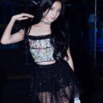 Kim Jisoo Instagram - 2022년 10월 15일, 16일에 시작한 BLACKPINK BORN PINK WORLD TOUR를 2023년 9월 16일, 17일로 막을 내리게 됐습니다! 🖤💖 처음 투어를 시작할 때 오랜 시간 못 본 블링크를 만날 수 있다는 두근거림 반과 잘 해낼 수 있을지 걱정 반으로 시작했는데요, 저희와 함께 즐겨준 여러 나라에 있는 모든 블링크들 너무 고맙고 사랑합니다!💓 투어 중간중간 코첼라, BST 등등 큰 공연들도 할 수 있어서 너무 영광이었습니다. 그리고, 처음으로 솔로 앨범도 나오고 저의 솔로곡으로 콘서트에서 공연할 수 있어서 행복했던 것 같아요!🌹 이렇게 많은 추억이 남은 공연인 만큼 시작했던 서울에서 마무리할 수 있어서 너무나도 좋았고, 건강하게 잘 마무리해 준 우리 블랙핑크 멤버들한테도 고맙고 사랑한다고 말하고 싶어요! ♥️ 약 1년 동안 함께 해준 TEAM BLACKPINK!! 우리 모든 공연 스텝분들, 헤메스분들, 댄서분들 다 너무 고맙고 자랑스럽습니다!👍🏻👏🏻👍🏻👏🏻 우리 블링크!!! 언제나 함께해 주고 블랙핑크를 행복하게 해 줘서 고마워요! 행복했습니다! 사랑합니다! 🖤💖 @blackpinkofficial #BORNPINKFINALE 🥹 고척돔