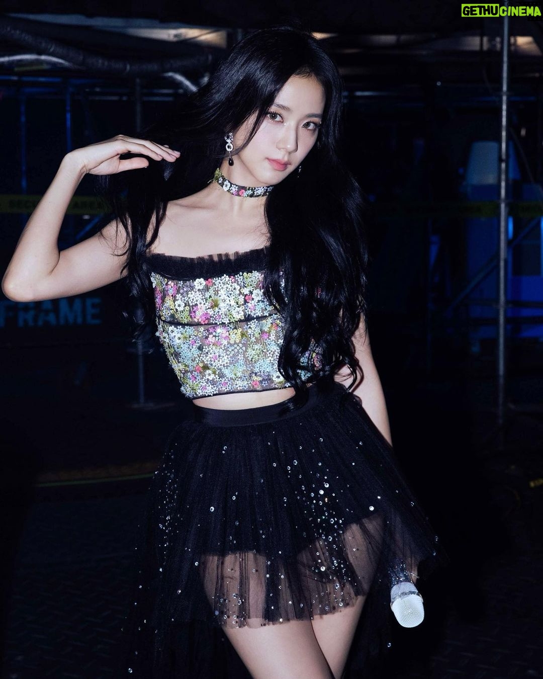 Kim Jisoo Instagram - 2022년 10월 15일, 16일에 시작한 BLACKPINK BORN PINK WORLD TOUR를 2023년 9월 16일, 17일로 막을 내리게 됐습니다! 🖤💖 처음 투어를 시작할 때 오랜 시간 못 본 블링크를 만날 수 있다는 두근거림 반과 잘 해낼 수 있을지 걱정 반으로 시작했는데요, 저희와 함께 즐겨준 여러 나라에 있는 모든 블링크들 너무 고맙고 사랑합니다!💓 투어 중간중간 코첼라, BST 등등 큰 공연들도 할 수 있어서 너무 영광이었습니다. 그리고, 처음으로 솔로 앨범도 나오고 저의 솔로곡으로 콘서트에서 공연할 수 있어서 행복했던 것 같아요!🌹 이렇게 많은 추억이 남은 공연인 만큼 시작했던 서울에서 마무리할 수 있어서 너무나도 좋았고, 건강하게 잘 마무리해 준 우리 블랙핑크 멤버들한테도 고맙고 사랑한다고 말하고 싶어요! ♥️ 약 1년 동안 함께 해준 TEAM BLACKPINK!! 우리 모든 공연 스텝분들, 헤메스분들, 댄서분들 다 너무 고맙고 자랑스럽습니다!👍🏻👏🏻👍🏻👏🏻 우리 블링크!!! 언제나 함께해 주고 블랙핑크를 행복하게 해 줘서 고마워요! 행복했습니다! 사랑합니다! 🖤💖 @blackpinkofficial #BORNPINKFINALE 🥹 고척돔