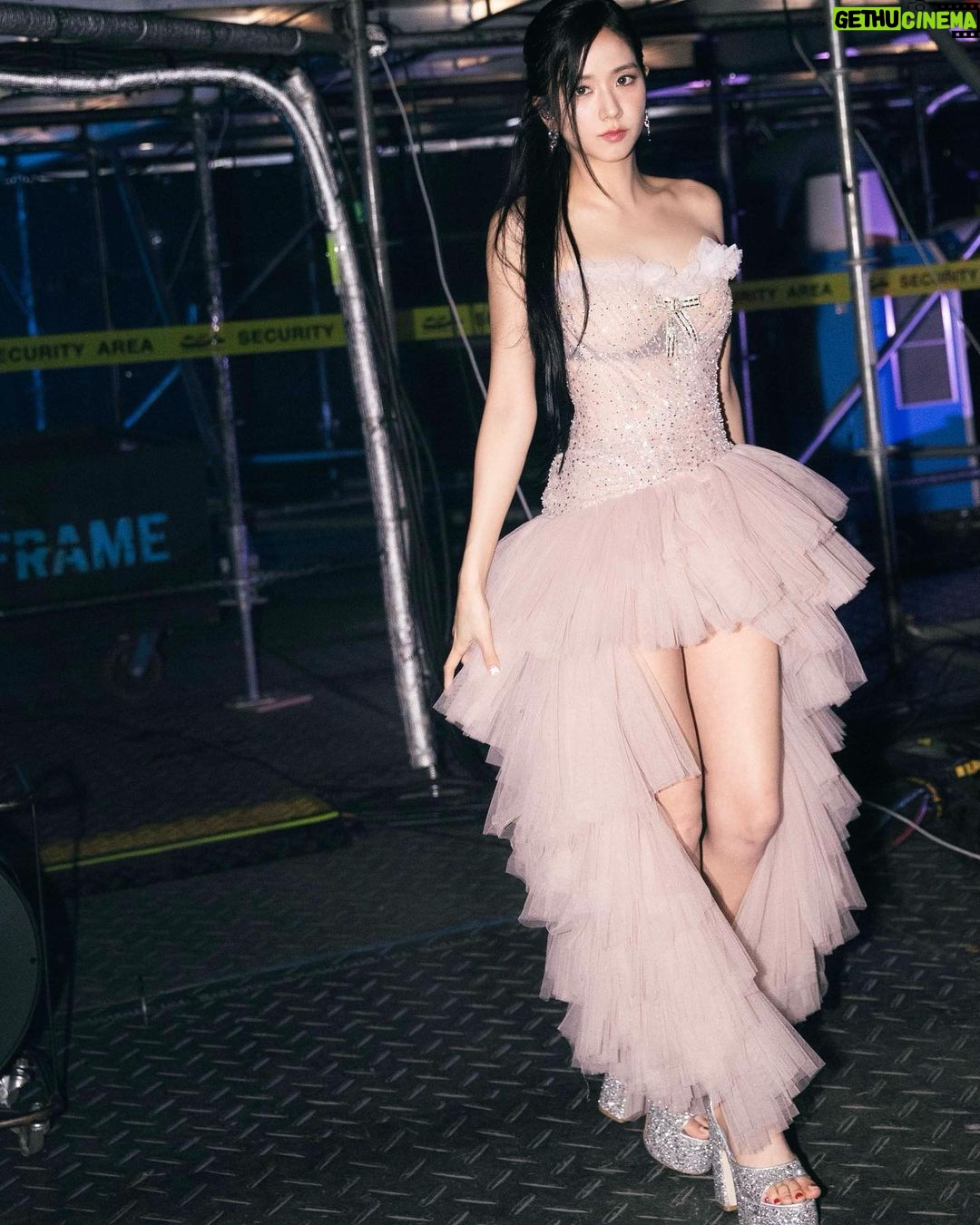 Kim Jisoo Instagram - 2022년 10월 15일, 16일에 시작한 BLACKPINK BORN PINK WORLD TOUR를 2023년 9월 16일, 17일로 막을 내리게 됐습니다! 🖤💖 처음 투어를 시작할 때 오랜 시간 못 본 블링크를 만날 수 있다는 두근거림 반과 잘 해낼 수 있을지 걱정 반으로 시작했는데요, 저희와 함께 즐겨준 여러 나라에 있는 모든 블링크들 너무 고맙고 사랑합니다!💓 투어 중간중간 코첼라, BST 등등 큰 공연들도 할 수 있어서 너무 영광이었습니다. 그리고, 처음으로 솔로 앨범도 나오고 저의 솔로곡으로 콘서트에서 공연할 수 있어서 행복했던 것 같아요!🌹 이렇게 많은 추억이 남은 공연인 만큼 시작했던 서울에서 마무리할 수 있어서 너무나도 좋았고, 건강하게 잘 마무리해 준 우리 블랙핑크 멤버들한테도 고맙고 사랑한다고 말하고 싶어요! ♥️ 약 1년 동안 함께 해준 TEAM BLACKPINK!! 우리 모든 공연 스텝분들, 헤메스분들, 댄서분들 다 너무 고맙고 자랑스럽습니다!👍🏻👏🏻👍🏻👏🏻 우리 블링크!!! 언제나 함께해 주고 블랙핑크를 행복하게 해 줘서 고마워요! 행복했습니다! 사랑합니다! 🖤💖 @blackpinkofficial #BORNPINKFINALE 🥹 고척돔