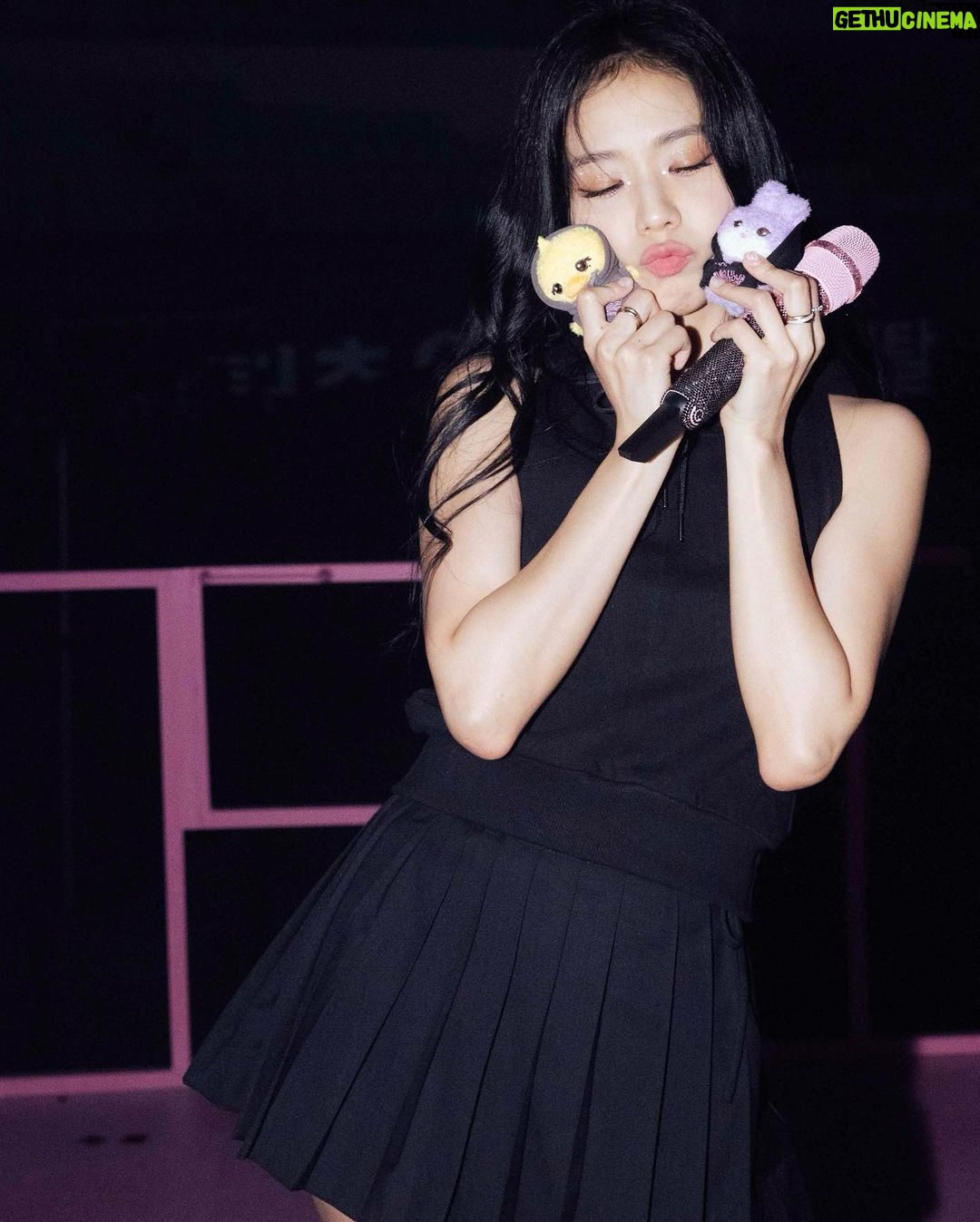 Kim Jisoo Instagram - 2022년 10월 15일, 16일에 시작한 BLACKPINK BORN PINK WORLD TOUR를 2023년 9월 16일, 17일로 막을 내리게 됐습니다! 🖤💖 처음 투어를 시작할 때 오랜 시간 못 본 블링크를 만날 수 있다는 두근거림 반과 잘 해낼 수 있을지 걱정 반으로 시작했는데요, 저희와 함께 즐겨준 여러 나라에 있는 모든 블링크들 너무 고맙고 사랑합니다!💓 투어 중간중간 코첼라, BST 등등 큰 공연들도 할 수 있어서 너무 영광이었습니다. 그리고, 처음으로 솔로 앨범도 나오고 저의 솔로곡으로 콘서트에서 공연할 수 있어서 행복했던 것 같아요!🌹 이렇게 많은 추억이 남은 공연인 만큼 시작했던 서울에서 마무리할 수 있어서 너무나도 좋았고, 건강하게 잘 마무리해 준 우리 블랙핑크 멤버들한테도 고맙고 사랑한다고 말하고 싶어요! ♥️ 약 1년 동안 함께 해준 TEAM BLACKPINK!! 우리 모든 공연 스텝분들, 헤메스분들, 댄서분들 다 너무 고맙고 자랑스럽습니다!👍🏻👏🏻👍🏻👏🏻 우리 블링크!!! 언제나 함께해 주고 블랙핑크를 행복하게 해 줘서 고마워요! 행복했습니다! 사랑합니다! 🖤💖 @blackpinkofficial #BORNPINKFINALE 🥹 고척돔