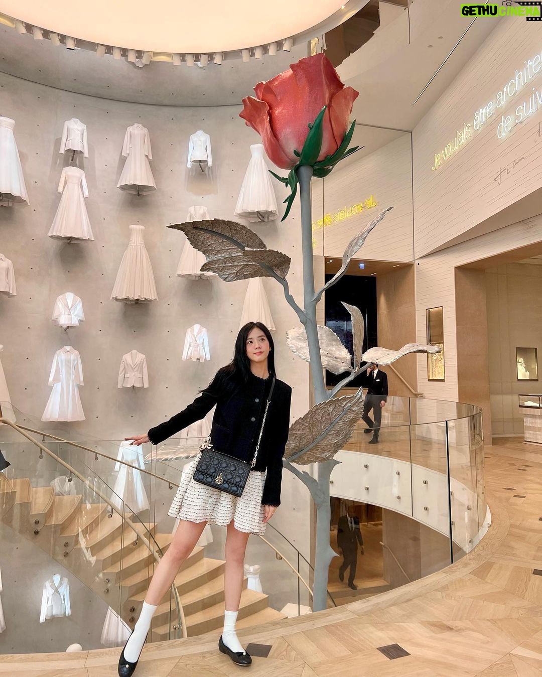Kim Jisoo Instagram - 꽃향기만 남기고 갔단다 @Dior 🌹 Dior - Paris Montaigne