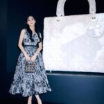 Kim Jisoo Instagram - In the heart of Seoul, global ambassador @Sooyaaa__ graces the #LadyDior Celebration exhibition with her signature poise, wearing a meticulously designed #DiorAW23 ensemble by @MariaGraziaChiuri. #StarsinDior