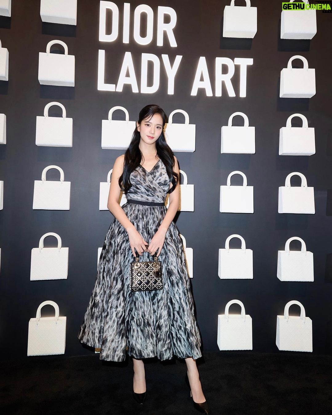 Kim Jisoo Instagram - In the heart of Seoul, global ambassador @Sooyaaa__ graces the #LadyDior Celebration exhibition with her signature poise, wearing a meticulously designed #DiorAW23 ensemble by @MariaGraziaChiuri. #StarsinDior