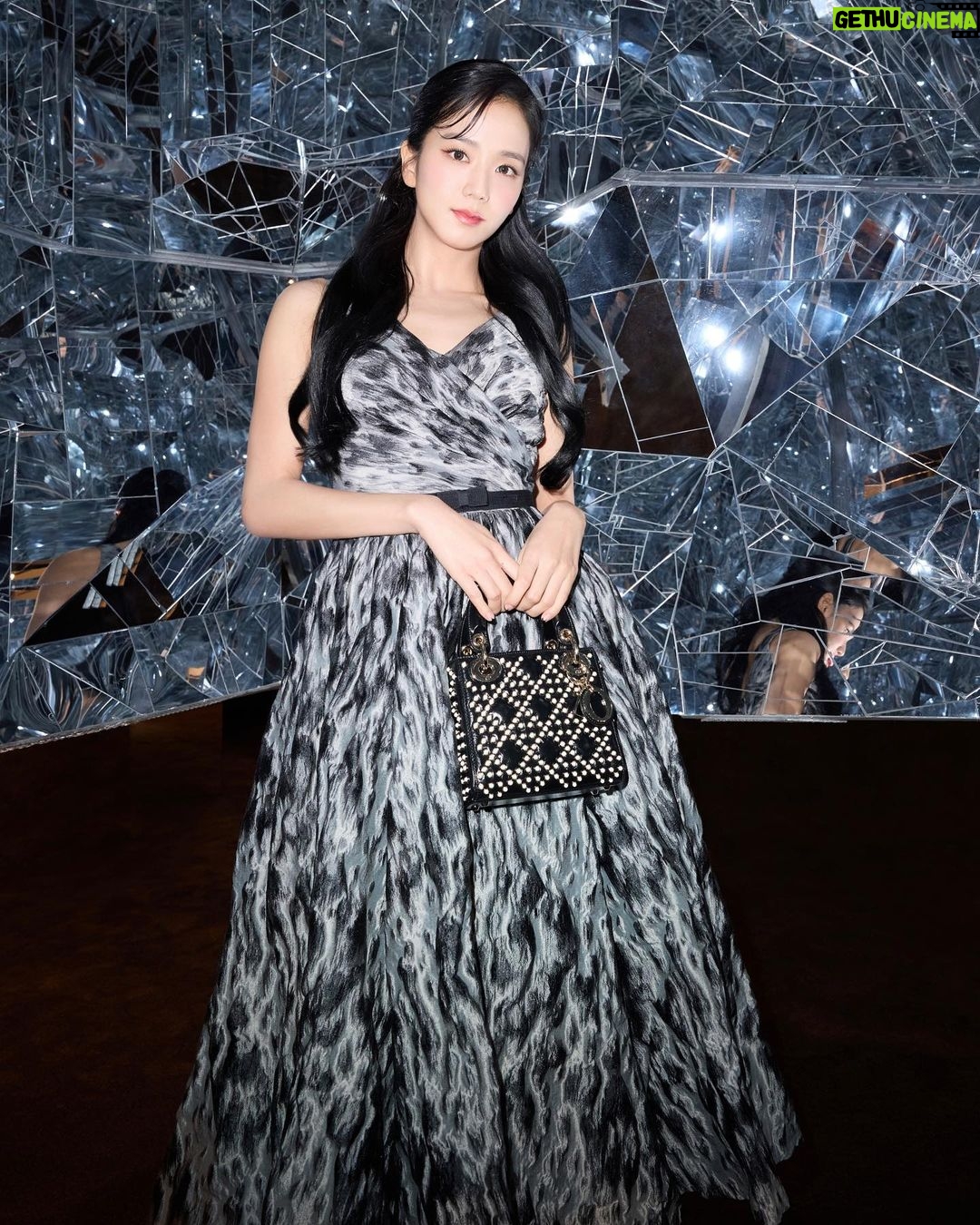Kim Jisoo Instagram - In the heart of Seoul, global ambassador @Sooyaaa__ graces the #LadyDior Celebration exhibition with her signature poise, wearing a meticulously designed #DiorAW23 ensemble by @MariaGraziaChiuri. #StarsinDior