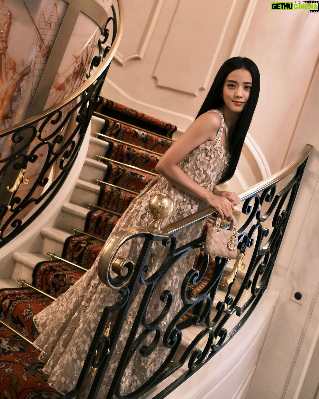 Kim Jisoo Instagram - stunning @Diorbeauty ⭐️ #JadoreDior #FlowersAreGold Beaux-Arts de Paris