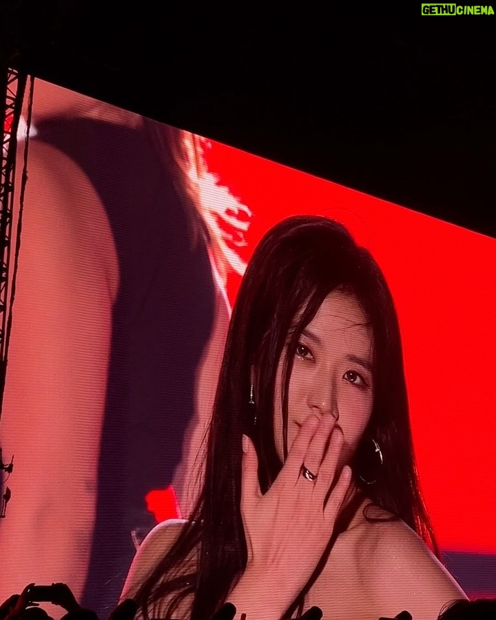 Kim Jisoo Instagram - BLACKPINK in Bay Area! 🖤💖 Thank you for the warm welcome to our first-ever sf show! Your energy was wild! Hope to be back to see you all again soon! Love you Blinks✨ Oracle Park