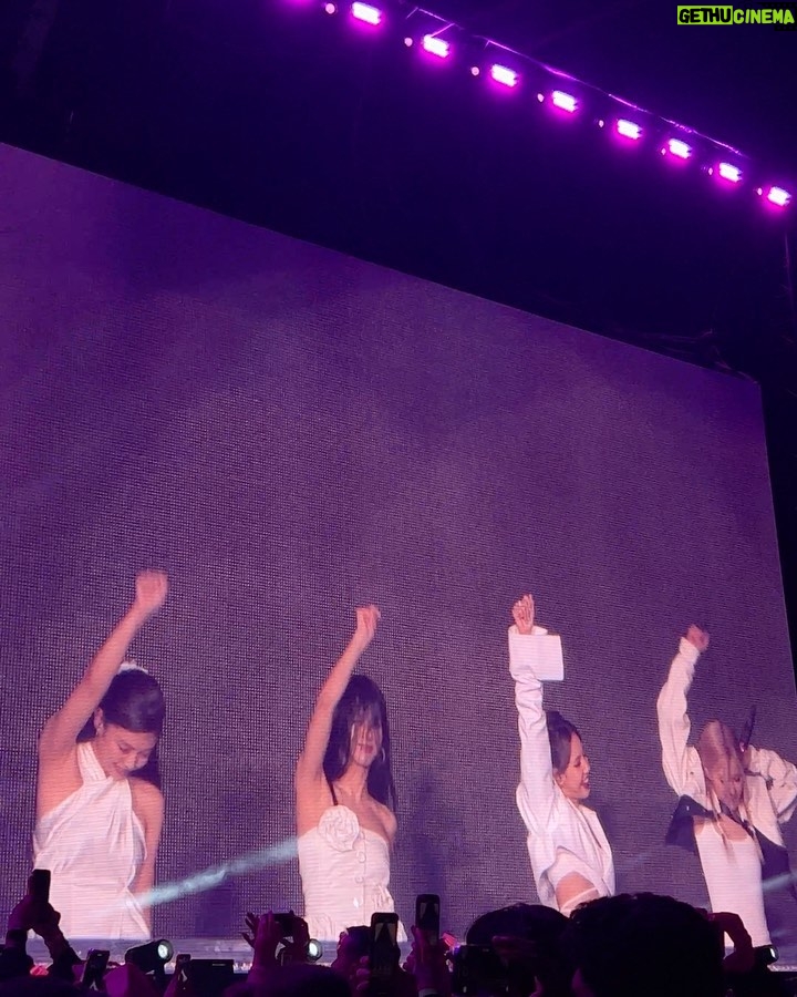 Kim Jisoo Instagram - BLACKPINK in Bay Area! 🖤💖 Thank you for the warm welcome to our first-ever sf show! Your energy was wild! Hope to be back to see you all again soon! Love you Blinks✨ Oracle Park