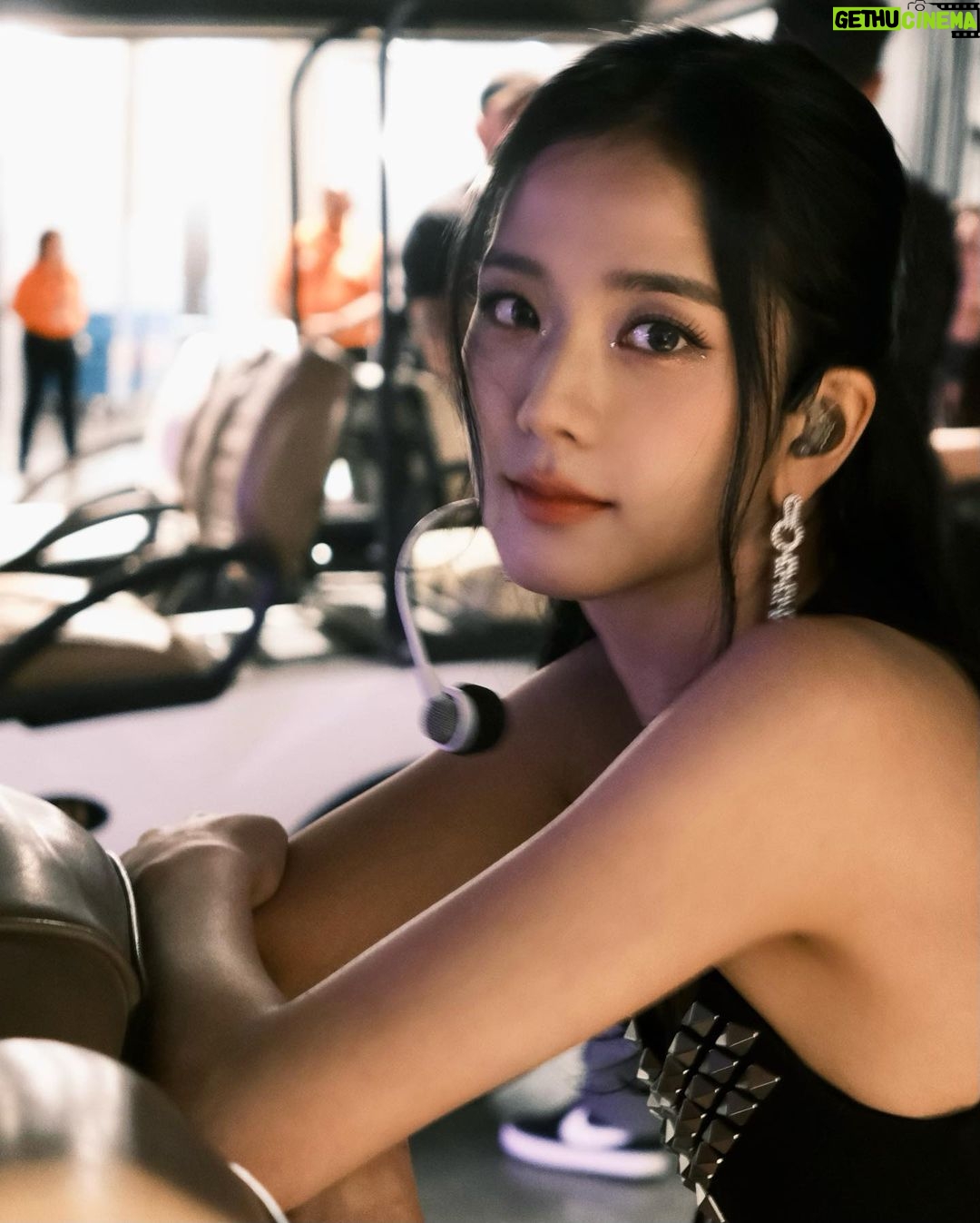 Kim Jisoo Instagram - I love watching the shows in Vegas, so being able to perform here for the first time was huge! I hope our Vegas blinks enjoyed our show just as much as the amazing Vegas shows! 💓 Thank you for having us and Love you ! 💓 Allegiant Stadium