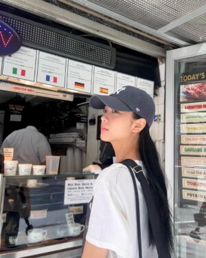 Kim Jisoo Instagram - adventure in the big 🍎