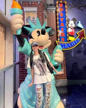 Kim Jisoo Instagram - adventure in the big 🍎