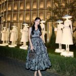 Kim Jisoo Instagram - In the heart of Seoul, global ambassador @Sooyaaa__ graces the #LadyDior Celebration exhibition with her signature poise, wearing a meticulously designed #DiorAW23 ensemble by @MariaGraziaChiuri. #StarsinDior