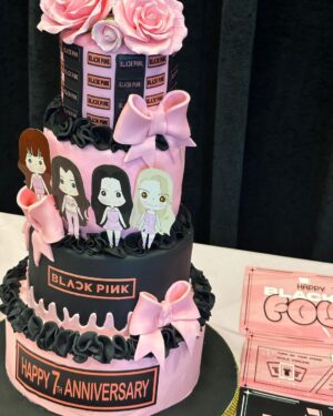 Kim Jisoo Instagram - We're back to kick off our encore with our NY BLINKs. I had such a blast celebrating our 7th birthday with you all! It was an even more memorable show because of the unexpected rain! 🌧️🤍
Thank you & love you! Hope to have more fun next time! 

👀 I'm so happy to have finally shown you guys All Eyes On Me for the first time. It was a little surprise gift for you all! ✨🪩
