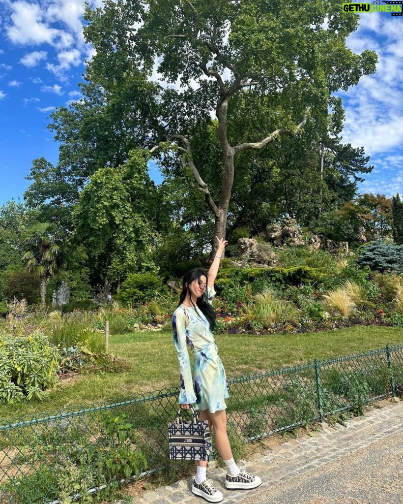 Kim Jisoo Instagram - 여름날의 지수 🌱 Paris, France
