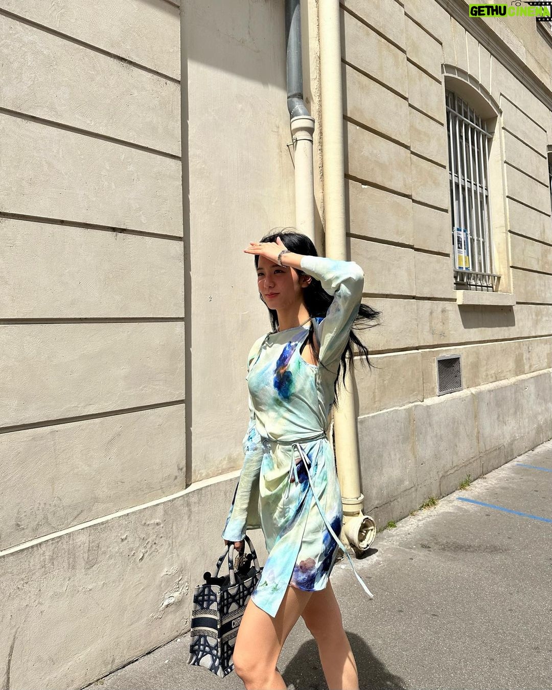 Kim Jisoo Instagram - 여름날의 지수 🌱 Paris, France