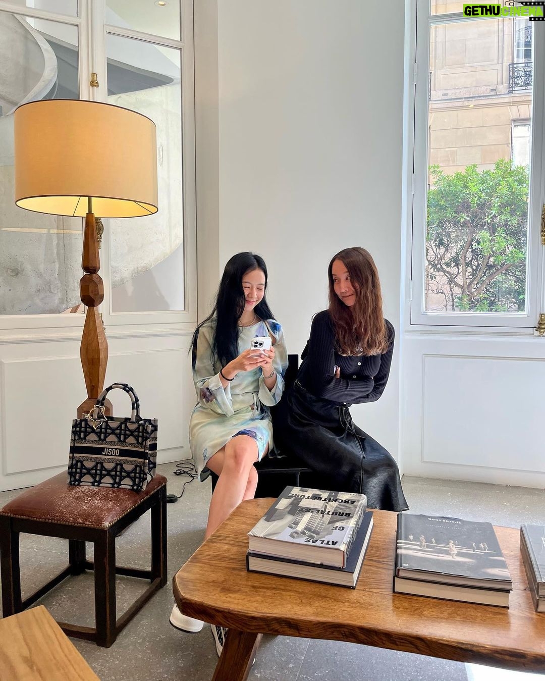 Kim Jisoo Instagram - 여름날의 지수 🌱 Paris, France