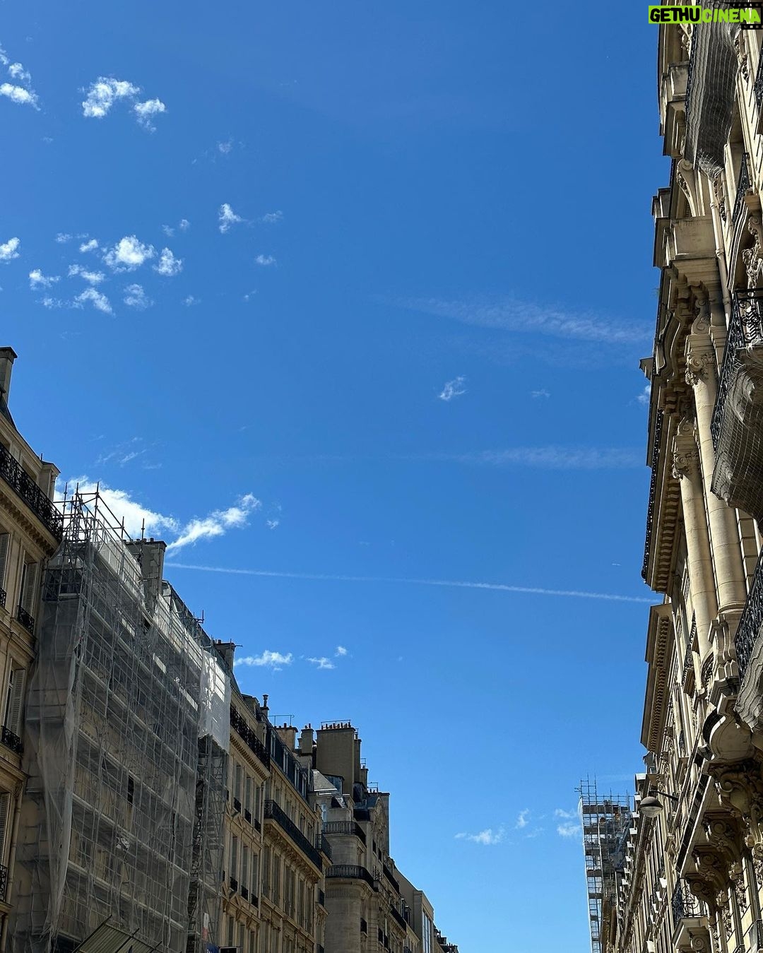 Kim Jisoo Instagram - 나무 좋아 🌳 구름 좋아 ☁️ Paris, France