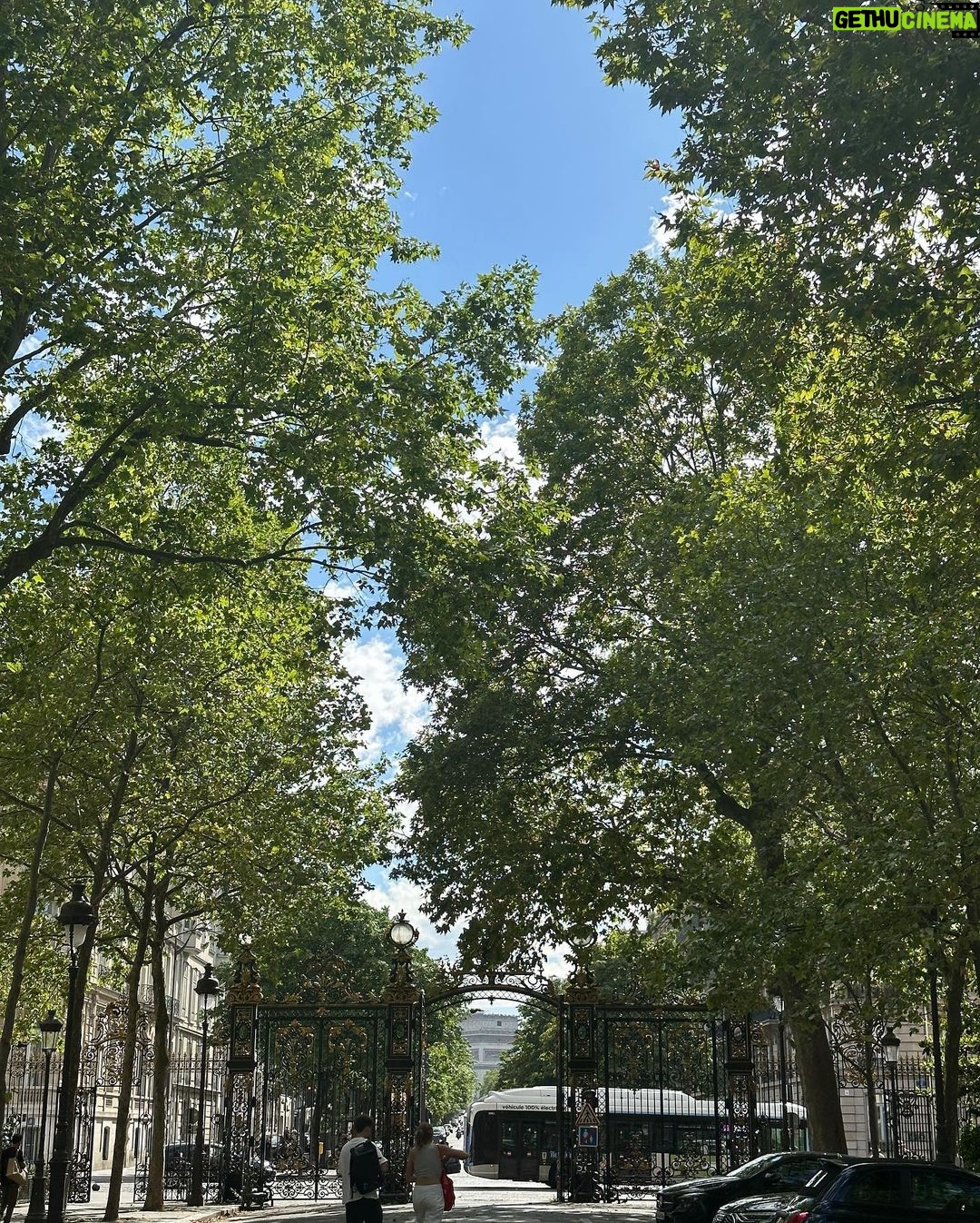Kim Jisoo Instagram - 나무 좋아 🌳 구름 좋아 ☁️ Paris, France
