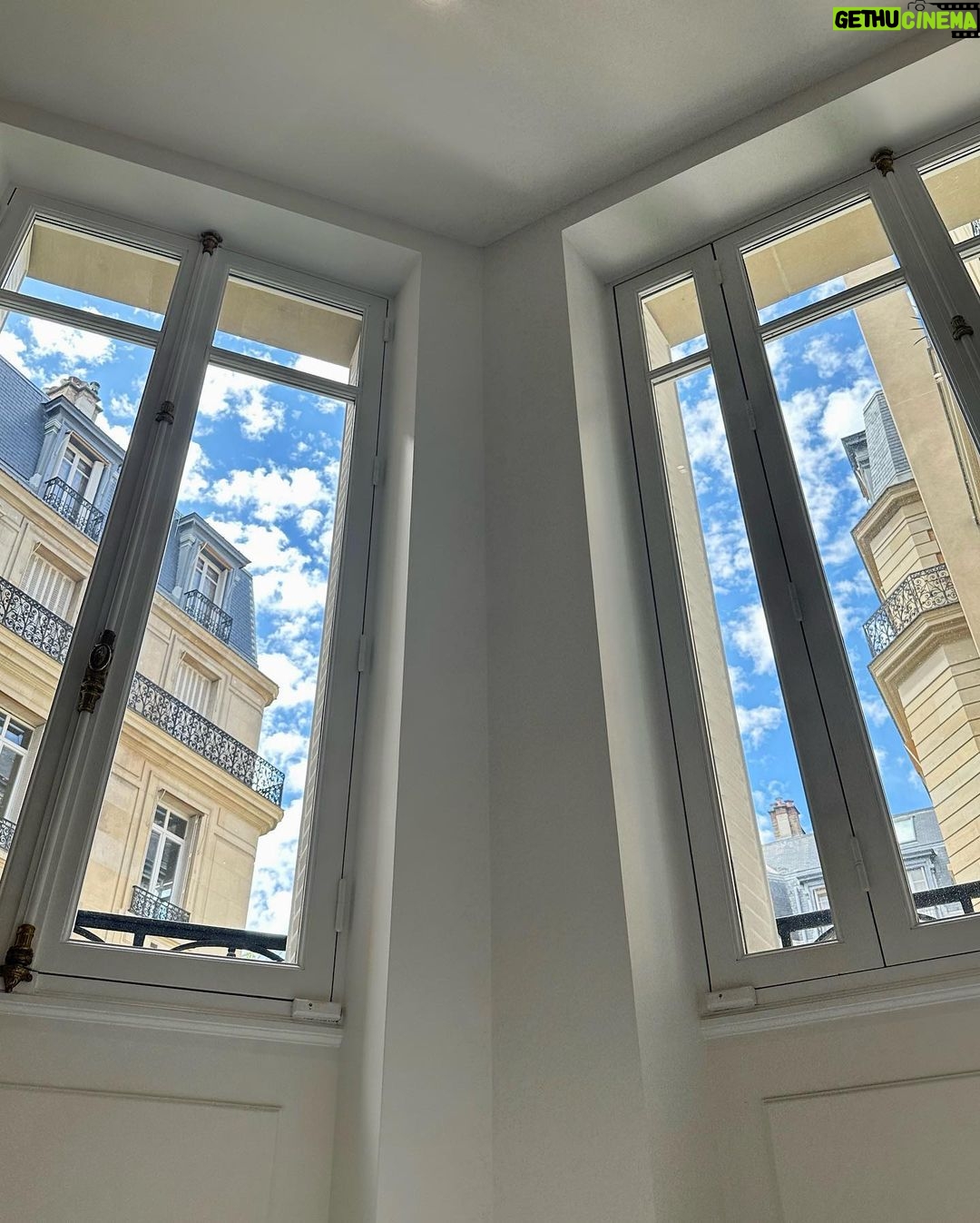 Kim Jisoo Instagram - 나무 좋아 🌳 구름 좋아 ☁️ Paris, France