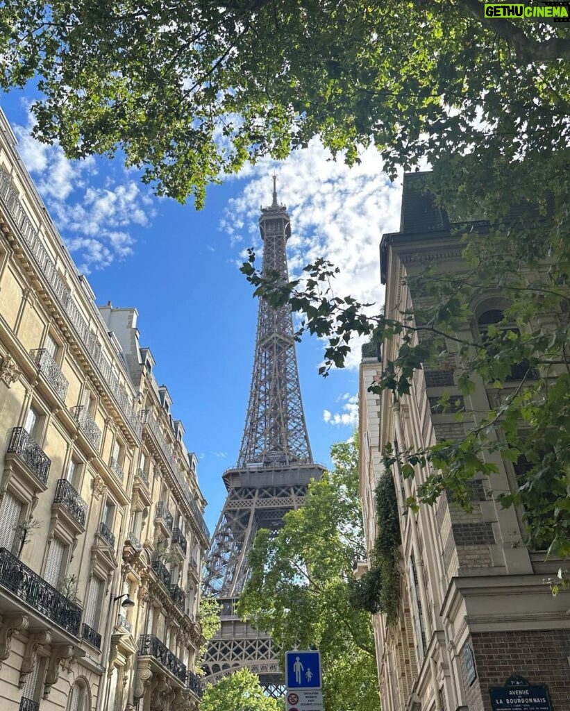 Kim Jisoo Instagram - 나무 좋아 🌳 구름 좋아 ☁️ Paris, France