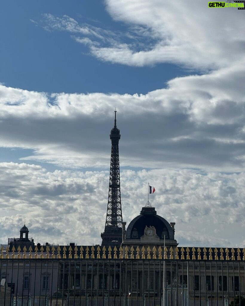 Kim Jisoo Instagram - 나무 좋아 🌳 구름 좋아 ☁️ Paris, France