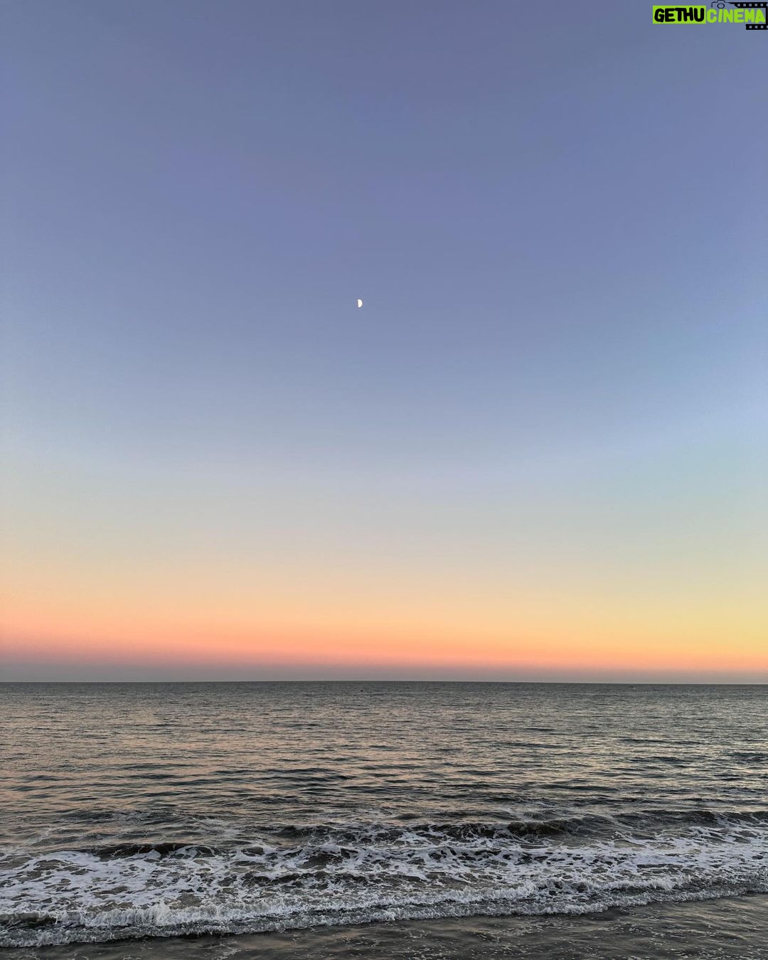 Kim Jisoo Instagram - 나의 행복했던 2023 안녕 2024 잘 부탁해 🌝