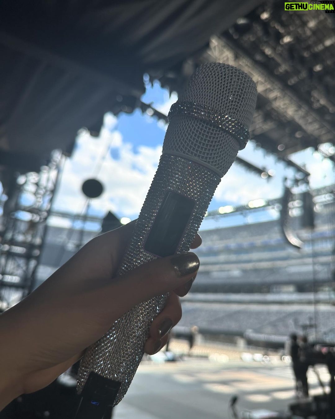 Kim Jisoo Instagram - 나의 행복했던 2023 안녕 2024 잘 부탁해 🌝