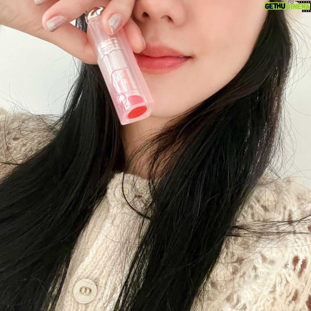 Kim Jisoo Instagram - My new π π @DIORBEAUTY #DIORADDICTLIPGLOW #λμ¬μ΄λνΈλ¦½κΈλ‘μ° #061ν¬νΌμ½λ