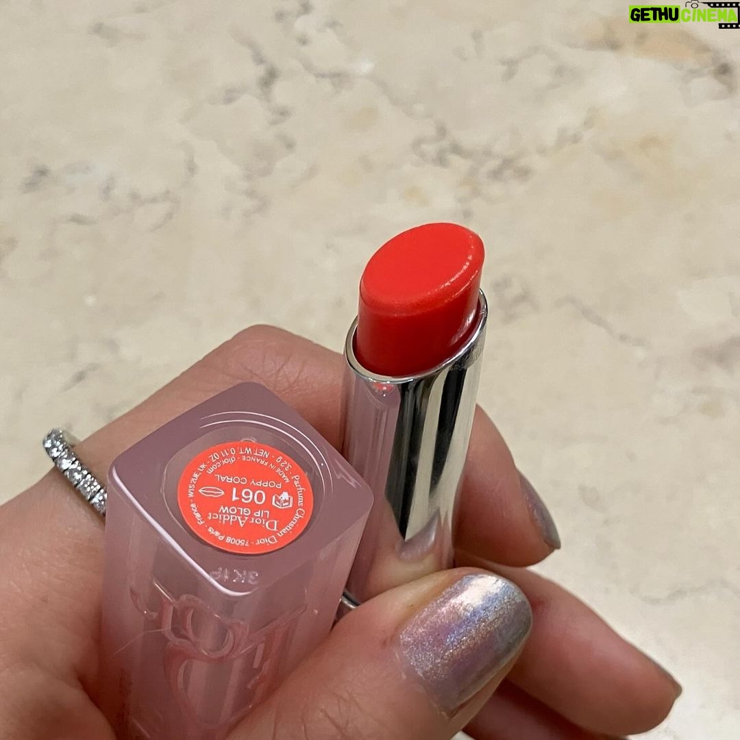 Kim Jisoo Instagram - My new π π @DIORBEAUTY #DIORADDICTLIPGLOW #λμ¬μ΄λνΈλ¦½κΈλ‘μ° #061ν¬νΌμ½λ