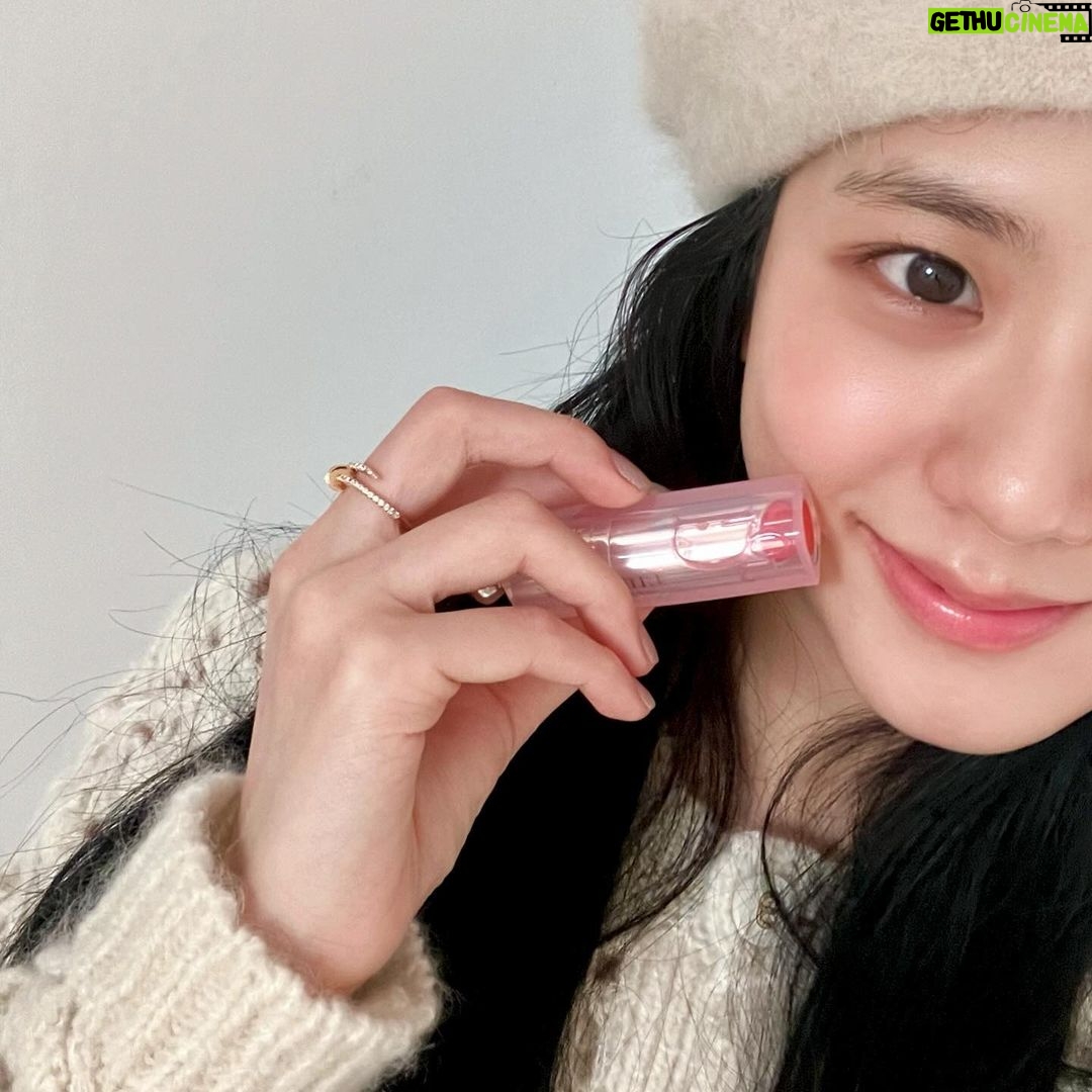 Kim Jisoo Instagram - My new π π @DIORBEAUTY #DIORADDICTLIPGLOW #λμ¬μ΄λνΈλ¦½κΈλ‘μ° #061ν¬νΌμ½λ