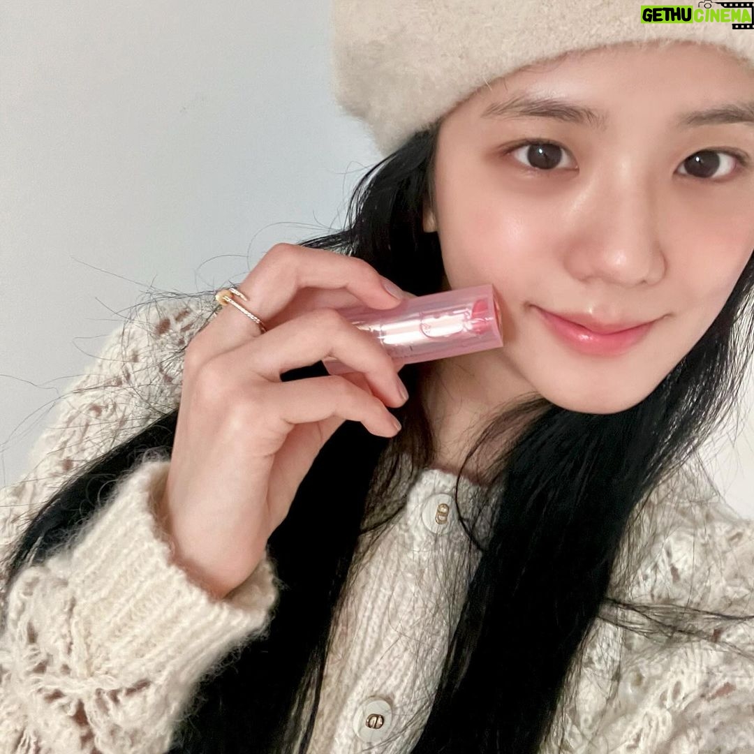 Kim Jisoo Instagram - My new π π @DIORBEAUTY #DIORADDICTLIPGLOW #λμ¬μ΄λνΈλ¦½κΈλ‘μ° #061ν¬νΌμ½λ