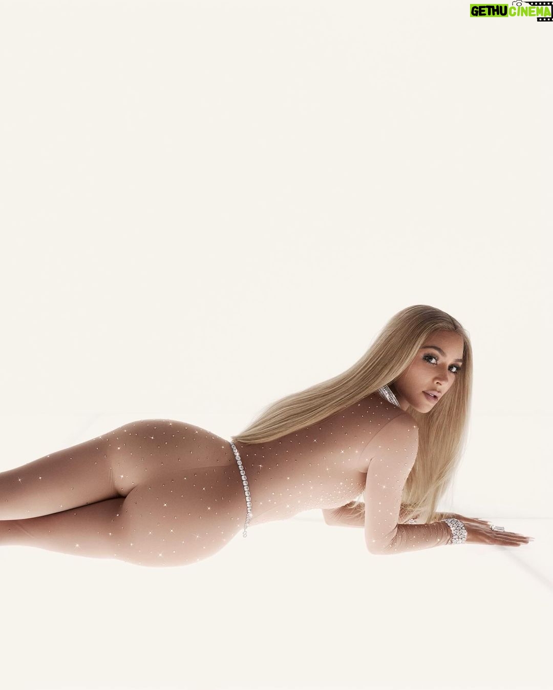 Kim Kardashian Instagram - SWAROVSKI X SKIMS 💎💎💎 a first of its kind collaboration that fuses @Swarovski’s iconic glamour with @SKIMS innovative silhouettes, resulting in a unique crystallized collection. Launching on November 7th at 9am ET on SKIMS.COM and in select Swarovski stores. Photos 1, 3, 5, 7, 9: @mertalas Photos 2, 4, 6, 8, 10: @vbuntitled