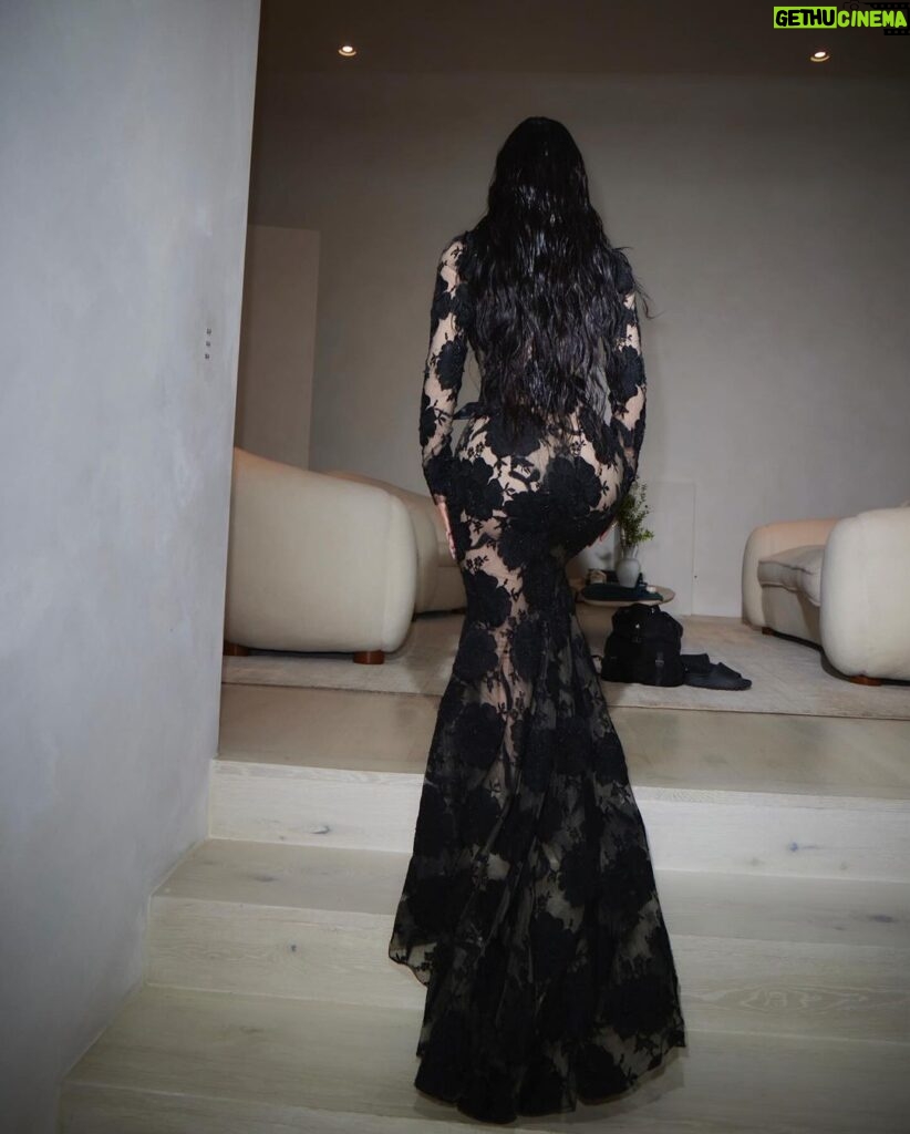 Kim Kardashian Instagram - 🖤