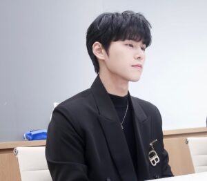 Kim Seong-hyuk Instagram - 👗💎
