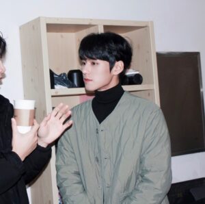 Kim Seong-hyuk Instagram - 1🦶🕶️