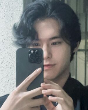 Kim Seong-hyuk Instagram - 🫰🌙