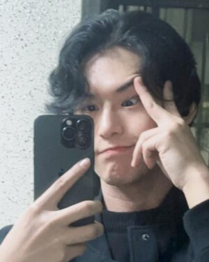Kim Seong-hyuk Instagram - 🫰🌙