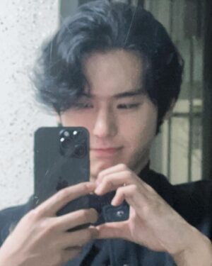 Kim Seong-hyuk Instagram - 🫰🌙