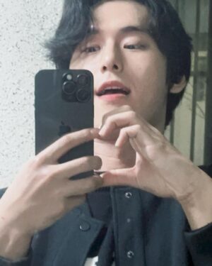 Kim Seong-hyuk Instagram - 🫰🌙