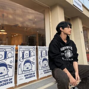 Kim Seong-hyuk Instagram - 깜장 옷