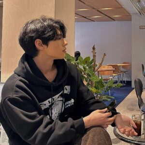 Kim Seong-hyuk Instagram - 깜장 옷