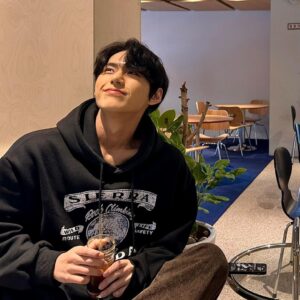 Kim Seong-hyuk Instagram - 깜장 옷