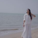 Kinjal Rajpriya Instagram – #Workaytion 🏖️

Work becomes a Vacation when there’s sun & sand on a neat blue beach ! My time here was blissful 🤍 
@whitesandsbaymandvi_ 

#Mandvi #Kutch #KutchDiaries #Gujarat #December2023 #WaterBaby #Beach #BlueWater #WhiteLove Mandvi Beach, Kutch-Gujarat